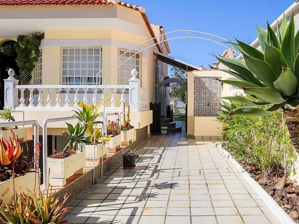 Una casa con un balcón y una pasarela que conduce a él.