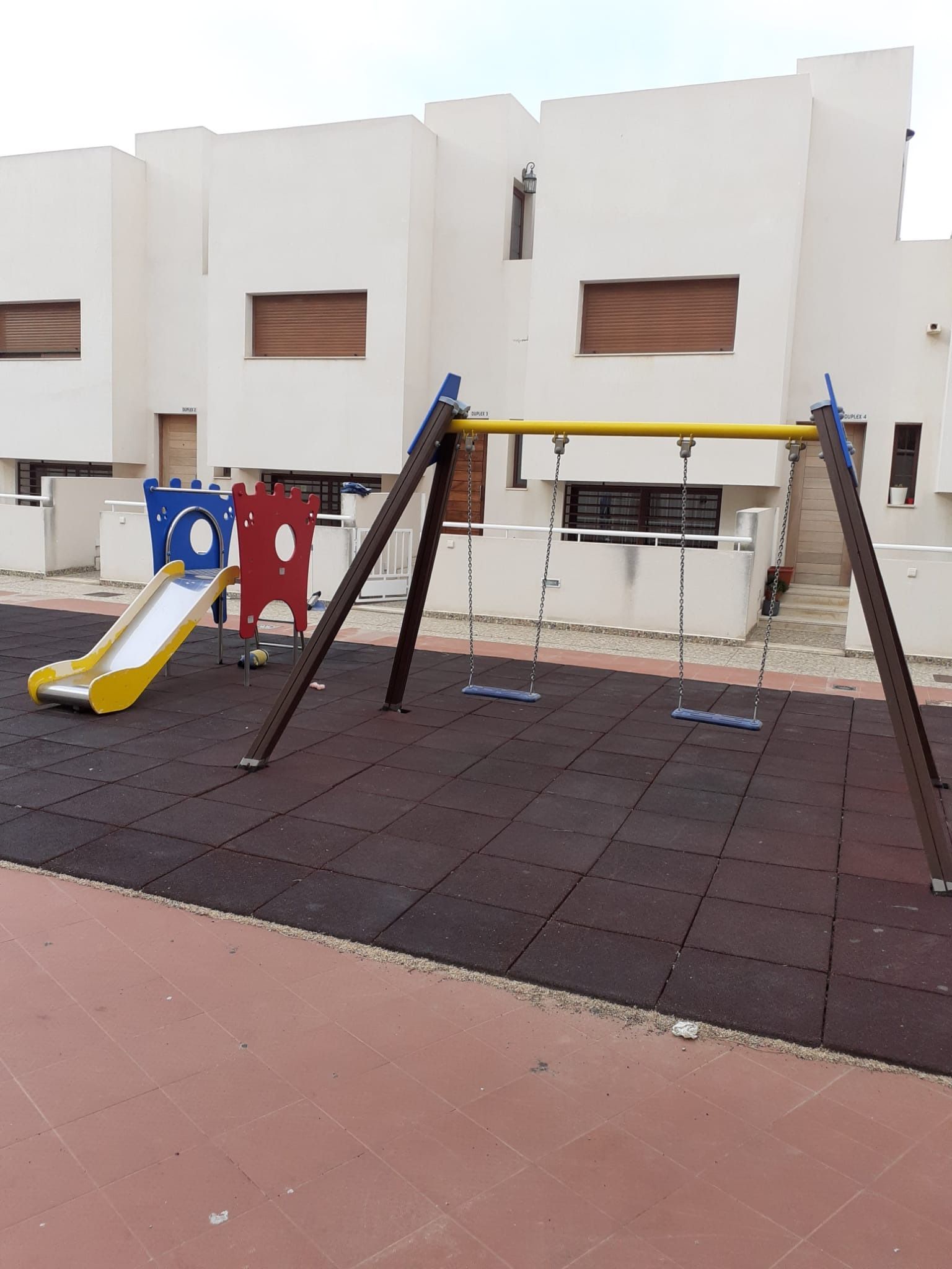 Una sala de estar con un sofá y una mesa y las palabras 