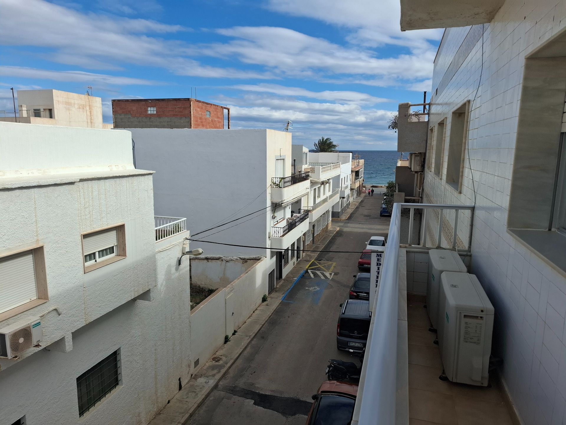 Un patio con una mesa y sillas frente a un edificio.