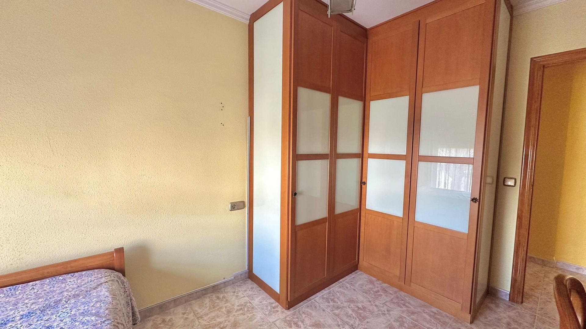 Una sala de estar con una mesa y sillas y una lámpara de araña.