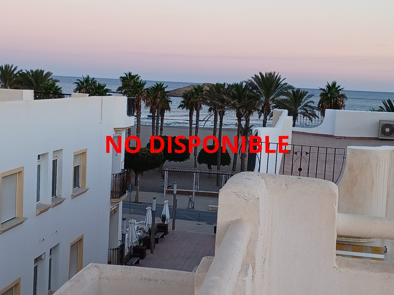 Un edificio con la palabra no disponible en él