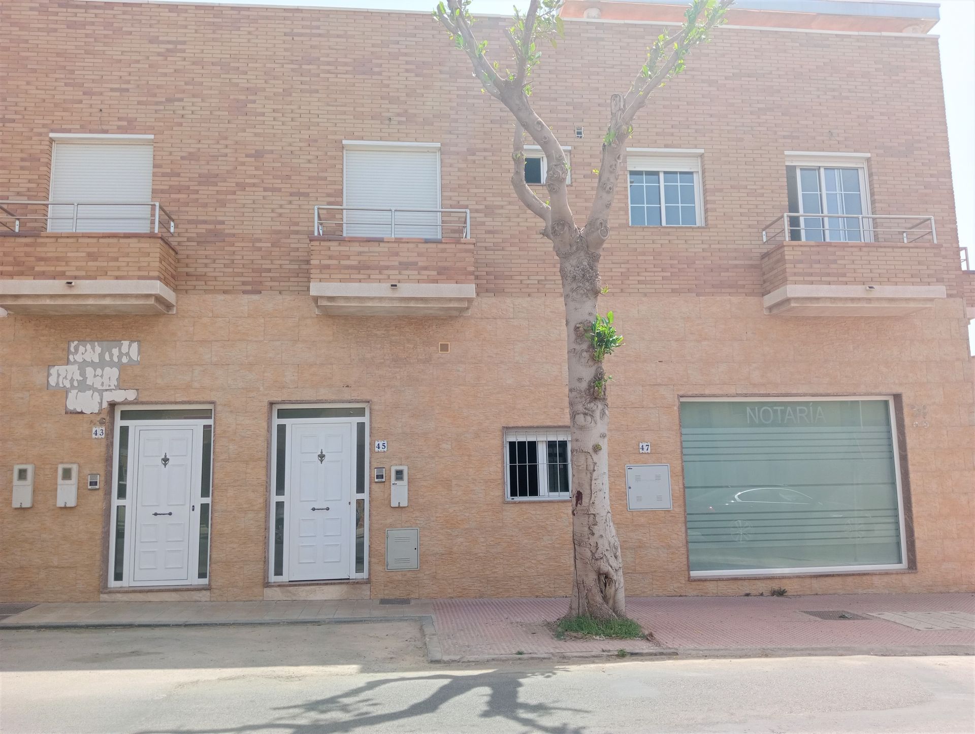 Una cocina con mesa y sillas y un refrigerador.