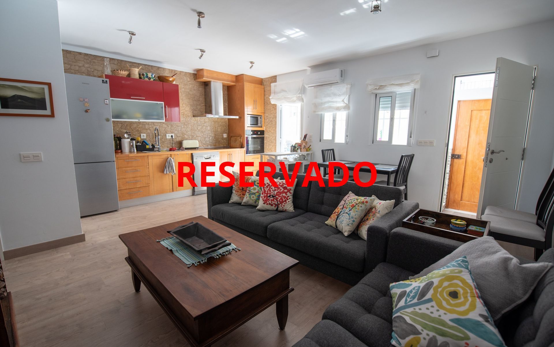 Hay un sofá y una mesa de café en la sala de estar.