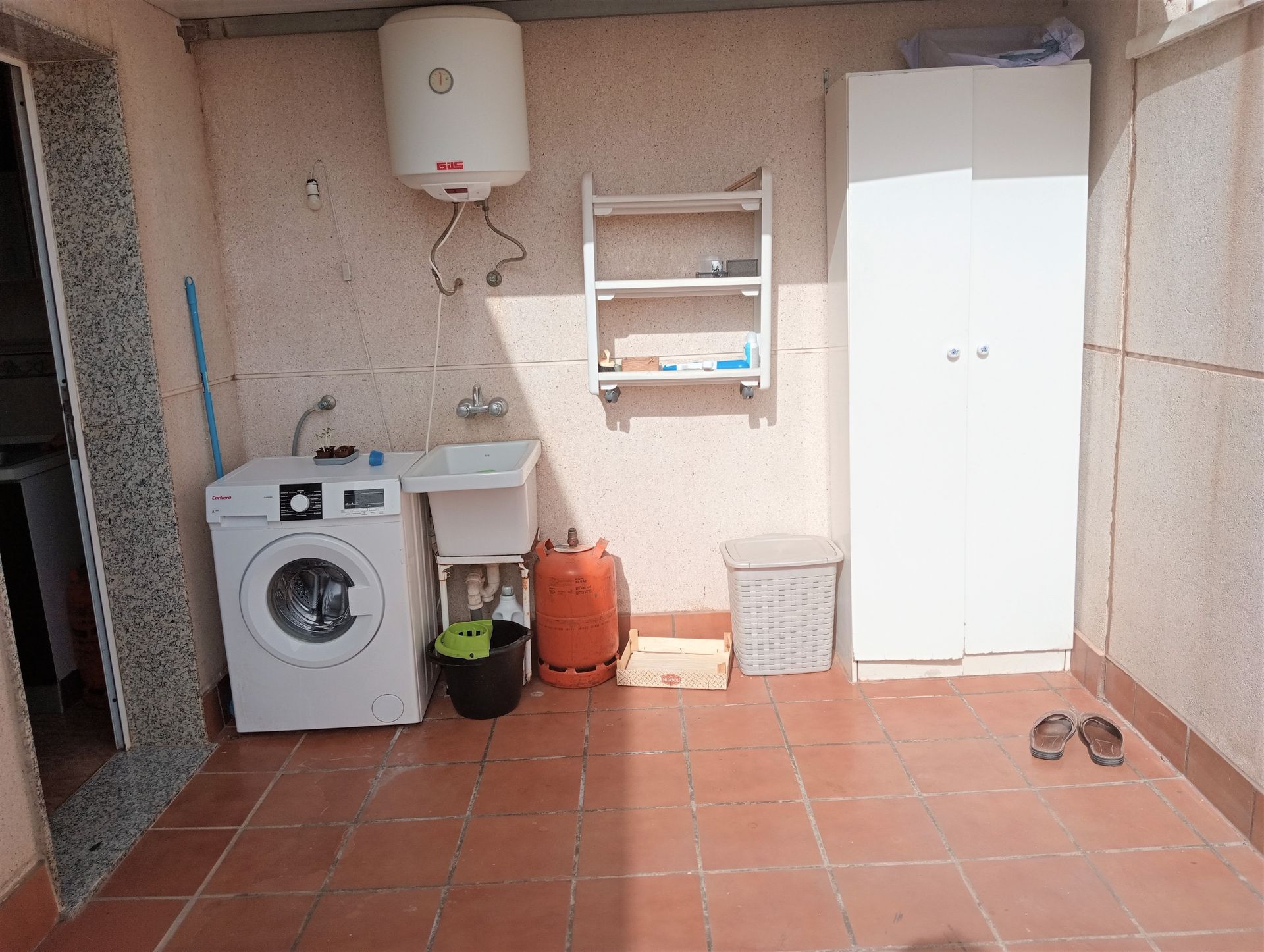 Una sala de estar con un sofá y un televisor