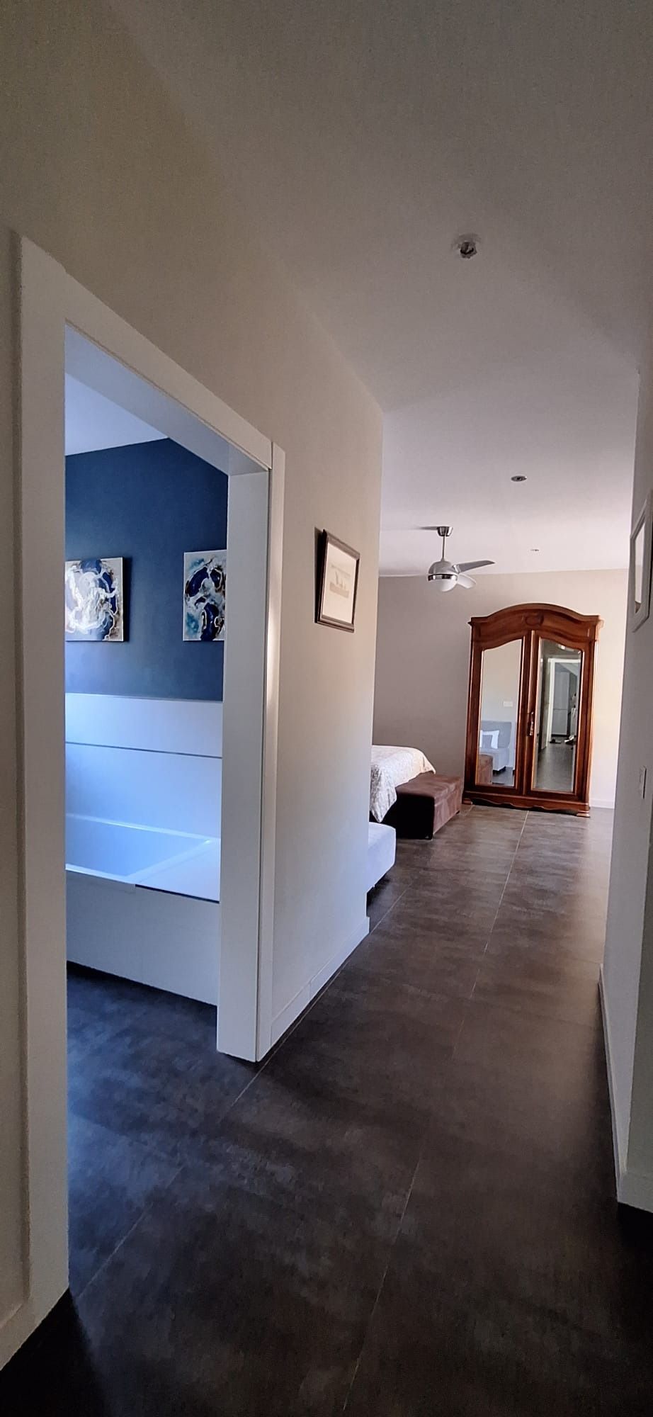 Una casa grande con piscina está rodeada de cactus y flores.