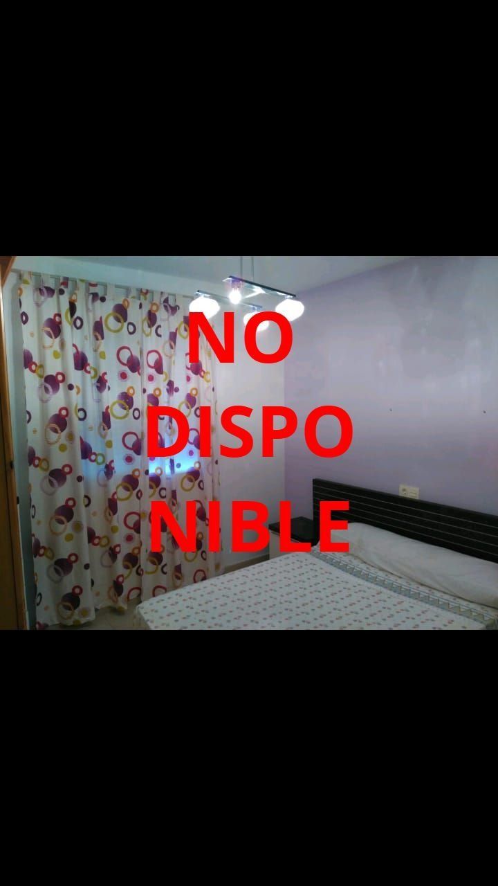 Un dormitorio con una cama y un cartel que dice no disponible
