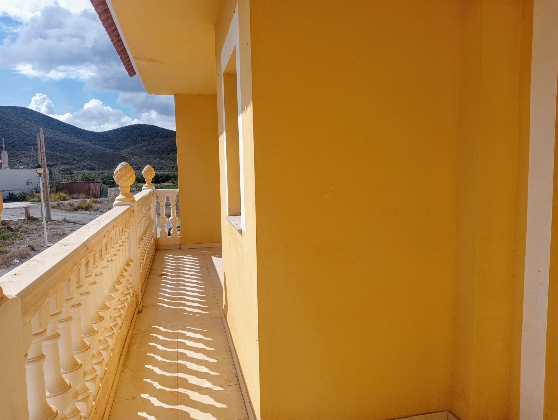 Un conjunto de escaleras que conducen al segundo piso de una casa.