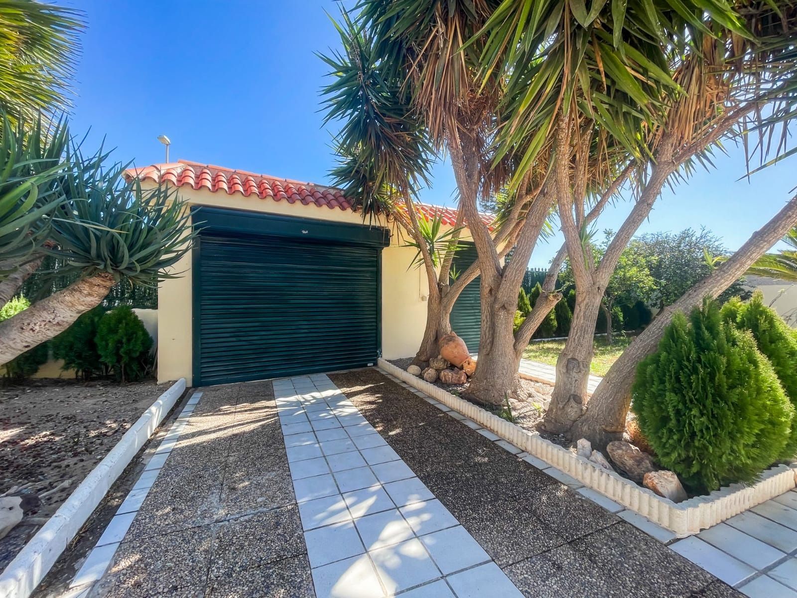 Una pasarela que conduce a una casa con techo rojo.