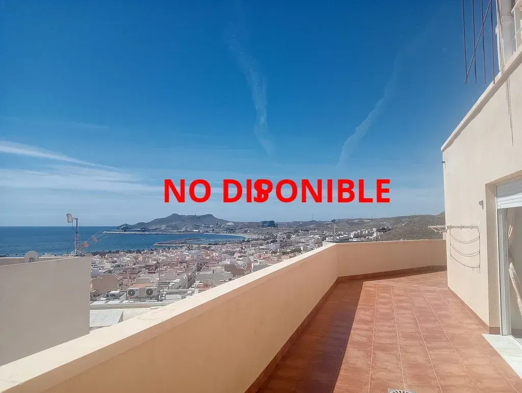 Un balcón con vista al mar y un cartel que dice no disponible.