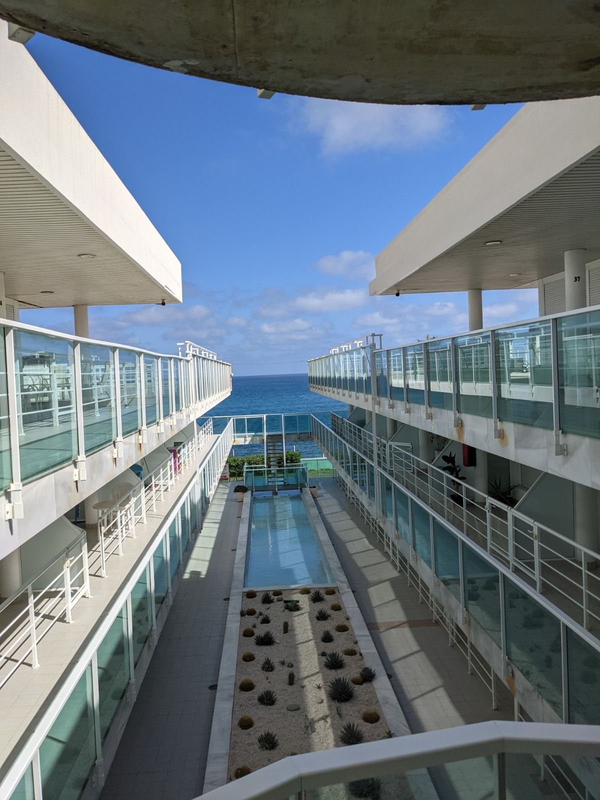 Una vista del océano desde un balcón en un crucero.
