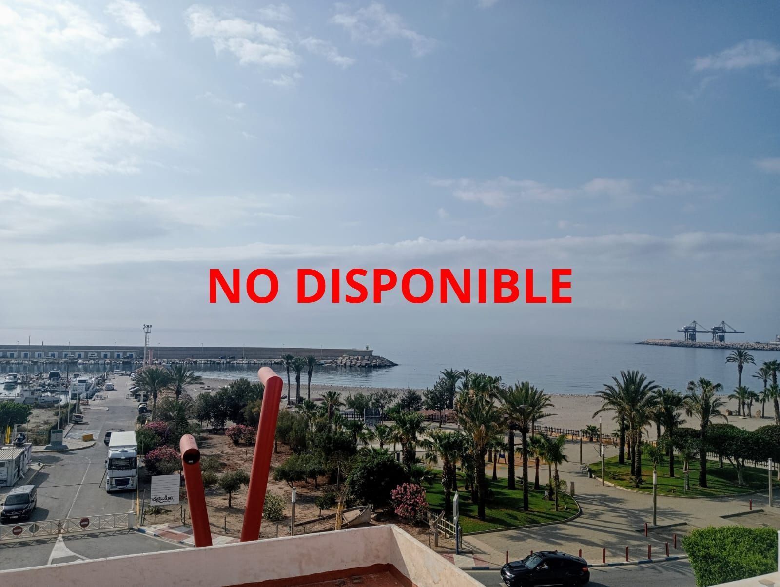 Una foto de una playa con las palabras no disponible en ella