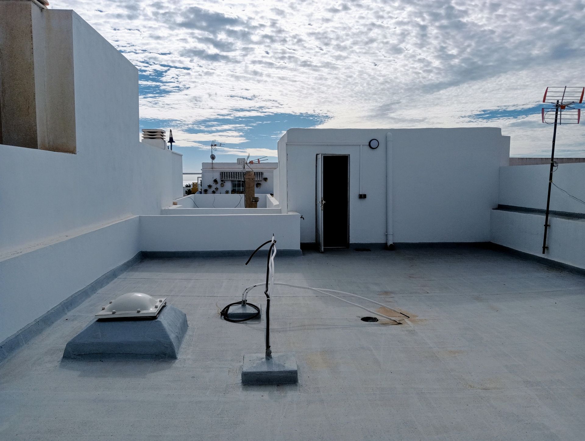 Un dormitorio con una cama y un cartel que dice reservado