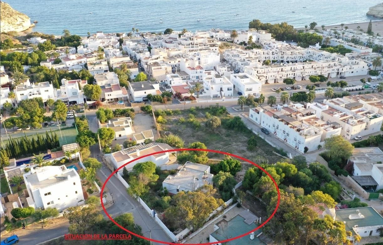Una vista aérea de una ciudad con un círculo rojo alrededor de un edificio.