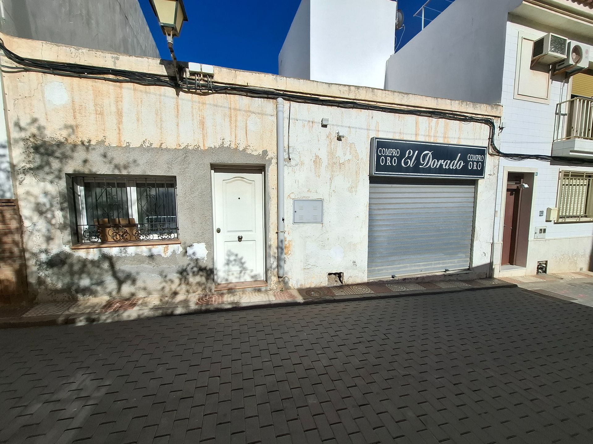 Un edificio con un cartel que dice 'a' en él