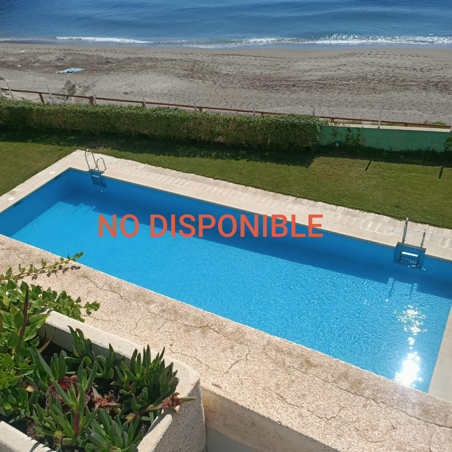 Una gran piscina con vista al mar.