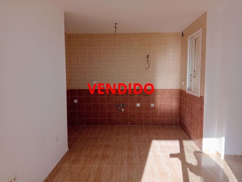 Una habitación vacía con la palabra vendido en la pared