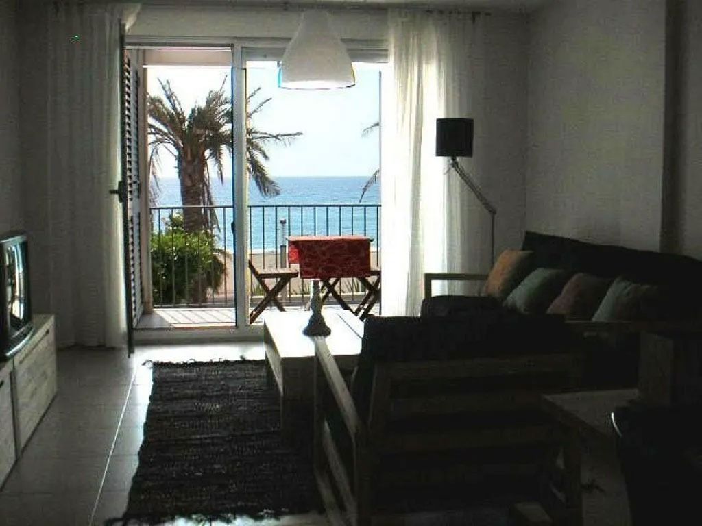 Una sala de estar con vista al mar.