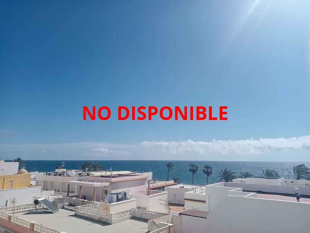 Una vista del océano con las palabras no disponible en rojo.