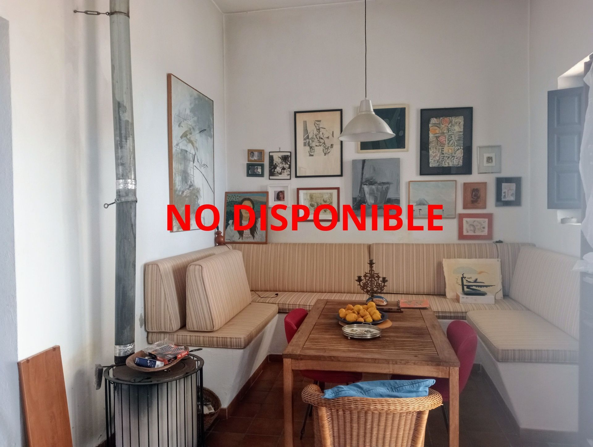 Una sala de estar sin disponible escrito en la pared