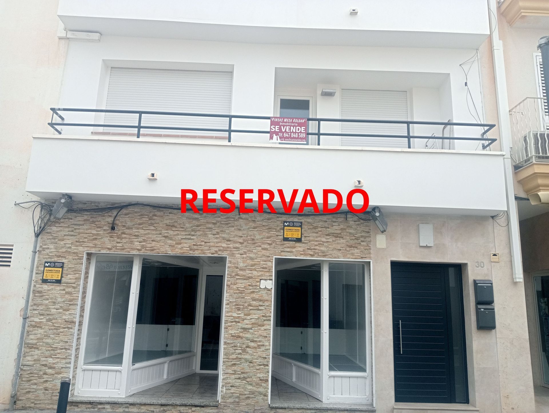 Un edificio con la palabra reservado