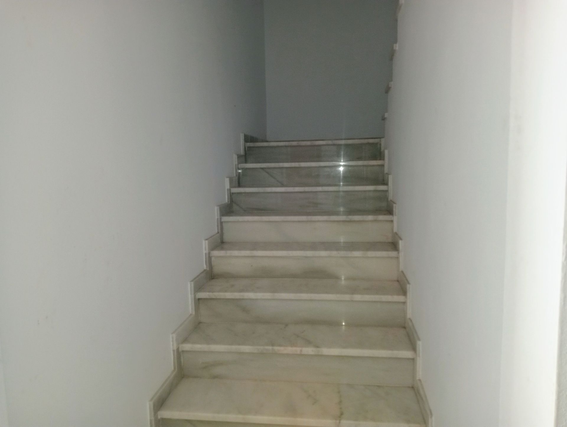 Un conjunto de escaleras que conducen al segundo piso de una casa.