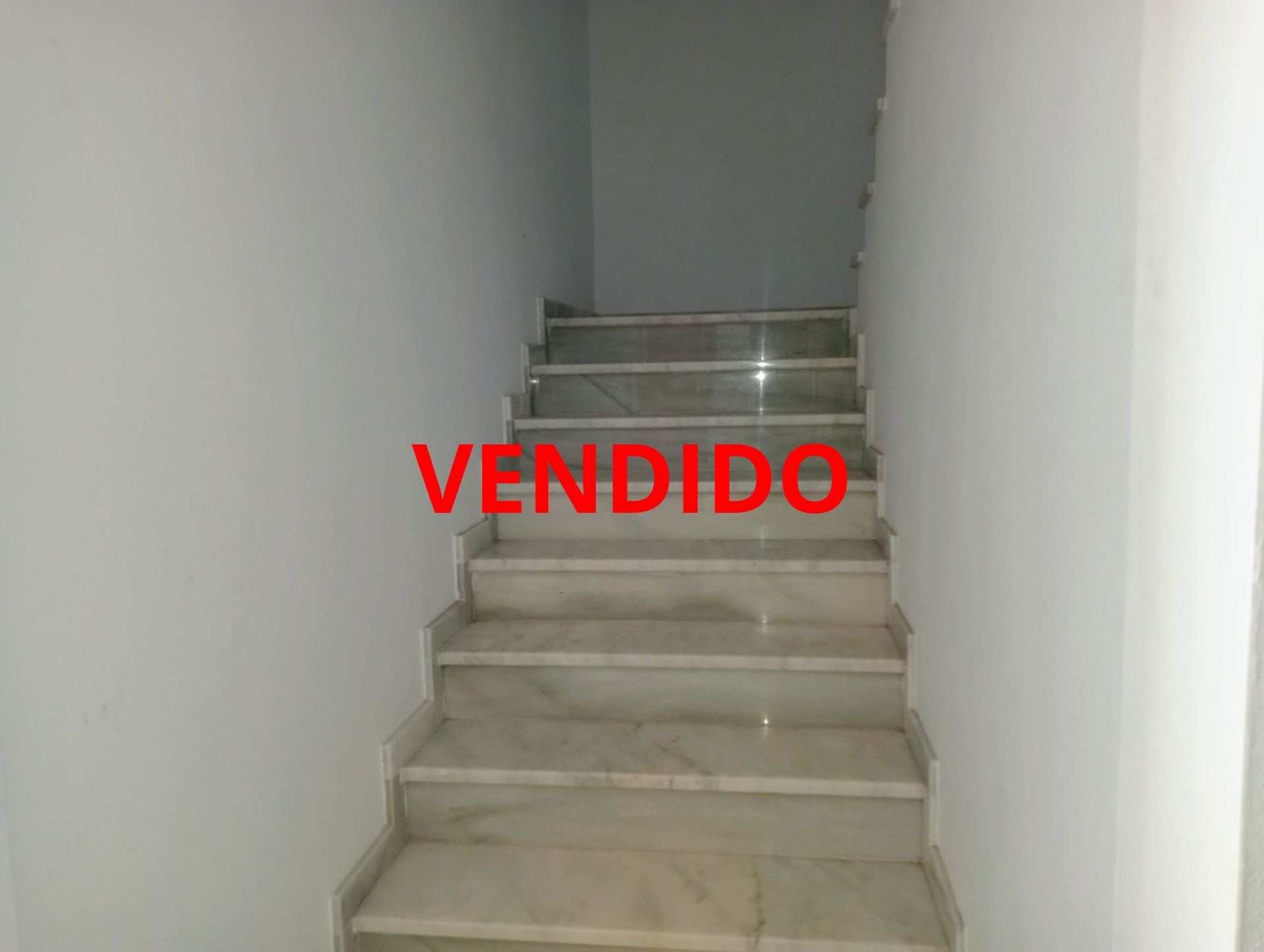 Un conjunto de escaleras que conducen al segundo piso de una casa.