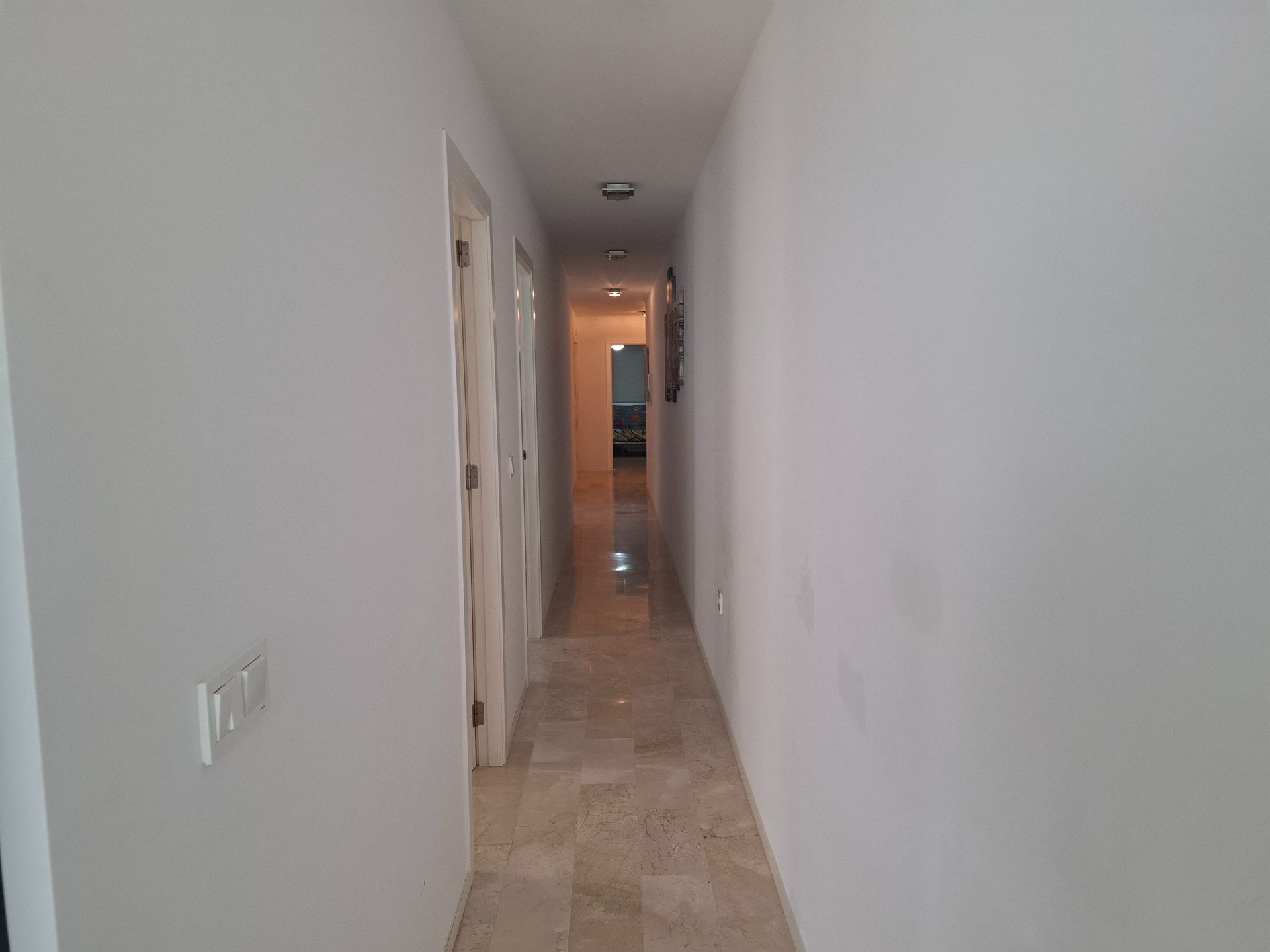 Una sala de estar con sofá, mesa y sillas.