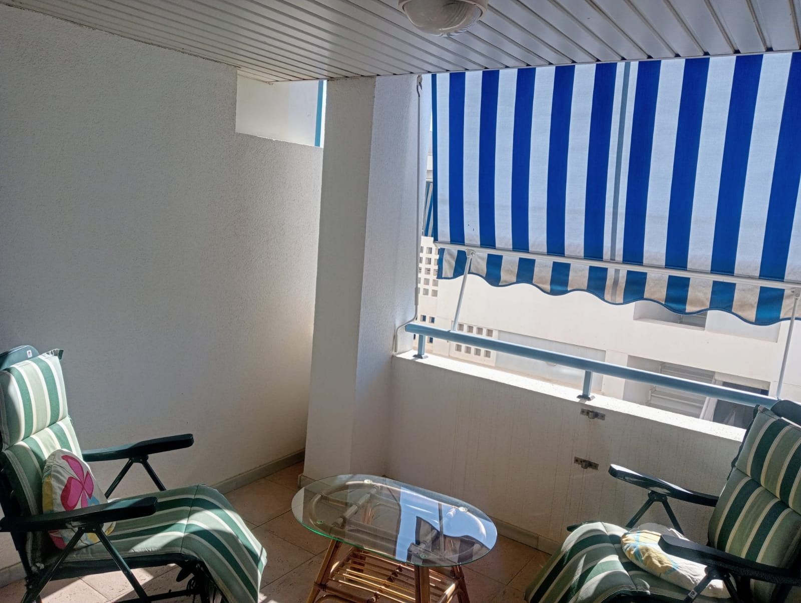 Una sala de estar con un sofá y una mesa que tiene la palabra vendido.