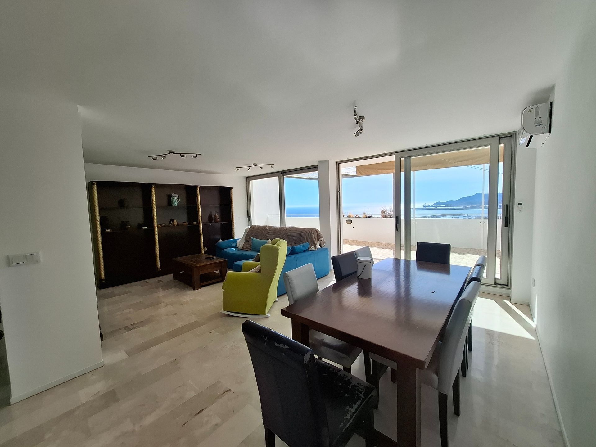 Un pasillo con escaleras que conducen al segundo piso de un edificio.