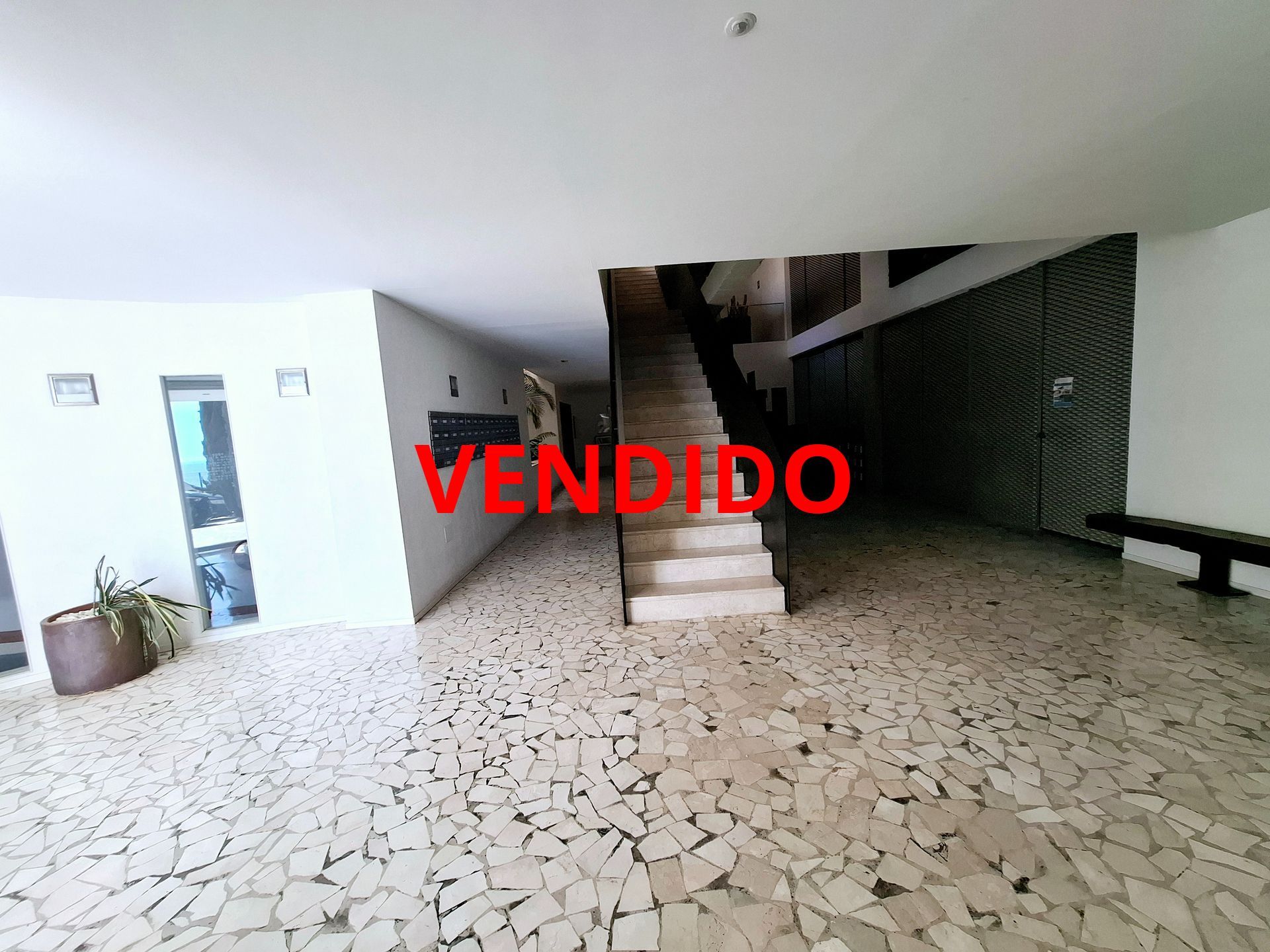 Un pasillo con escaleras que conducen al segundo piso de un edificio.