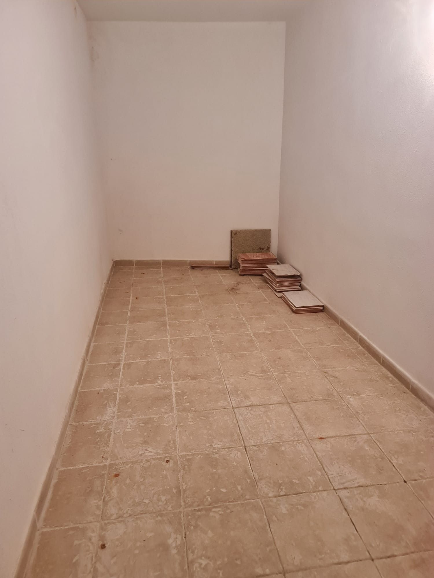 Una habitación con una cama y una puerta que dice vendido.