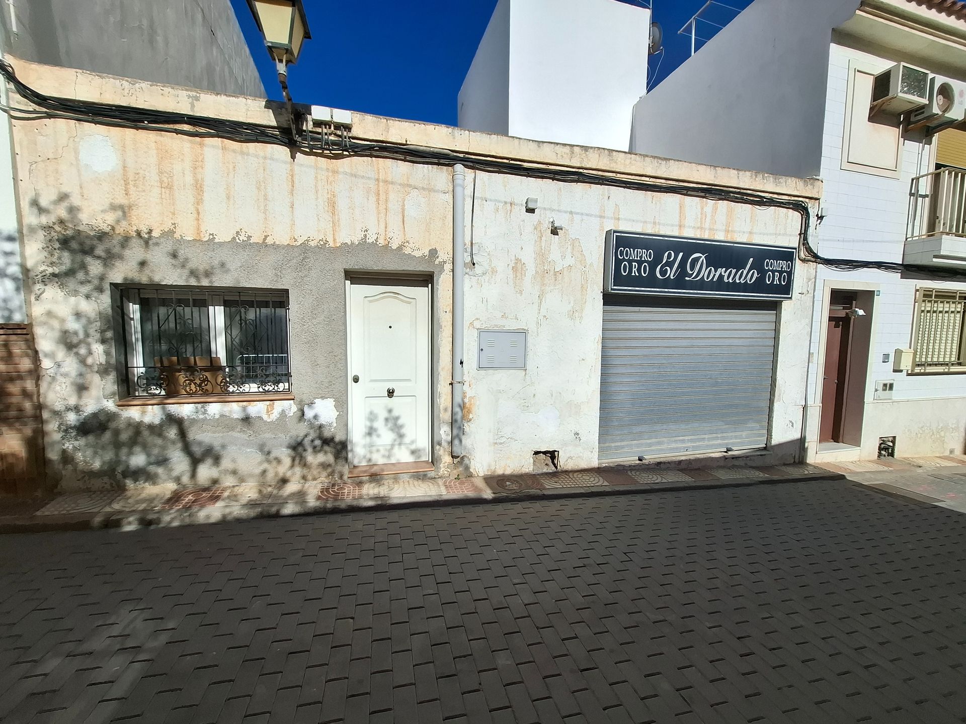Un edificio con un cartel que dice 'a' en él