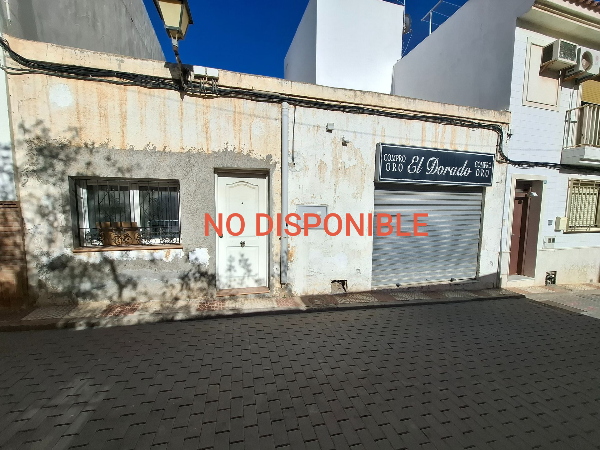 Un edificio con un cartel que dice 'a' en él