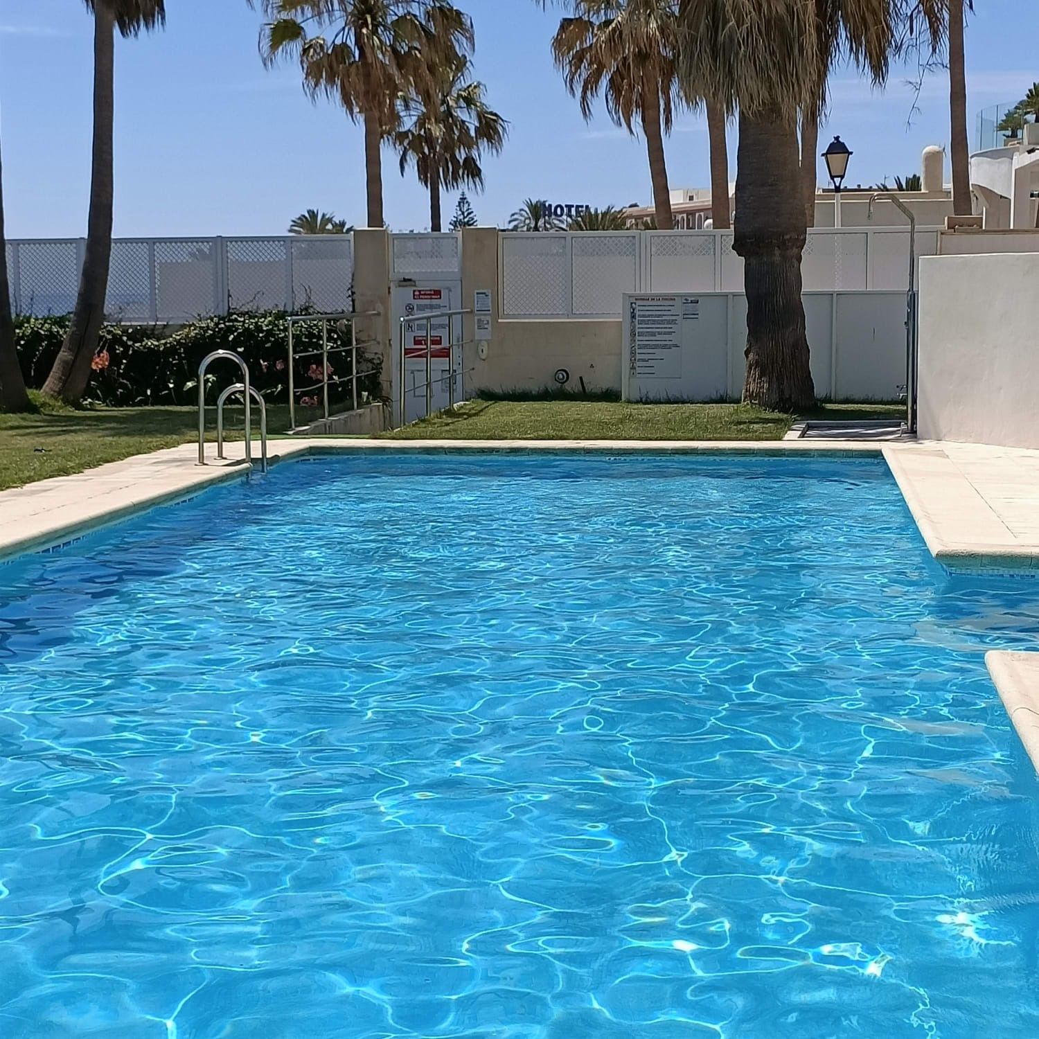 Una gran piscina con vista al mar.