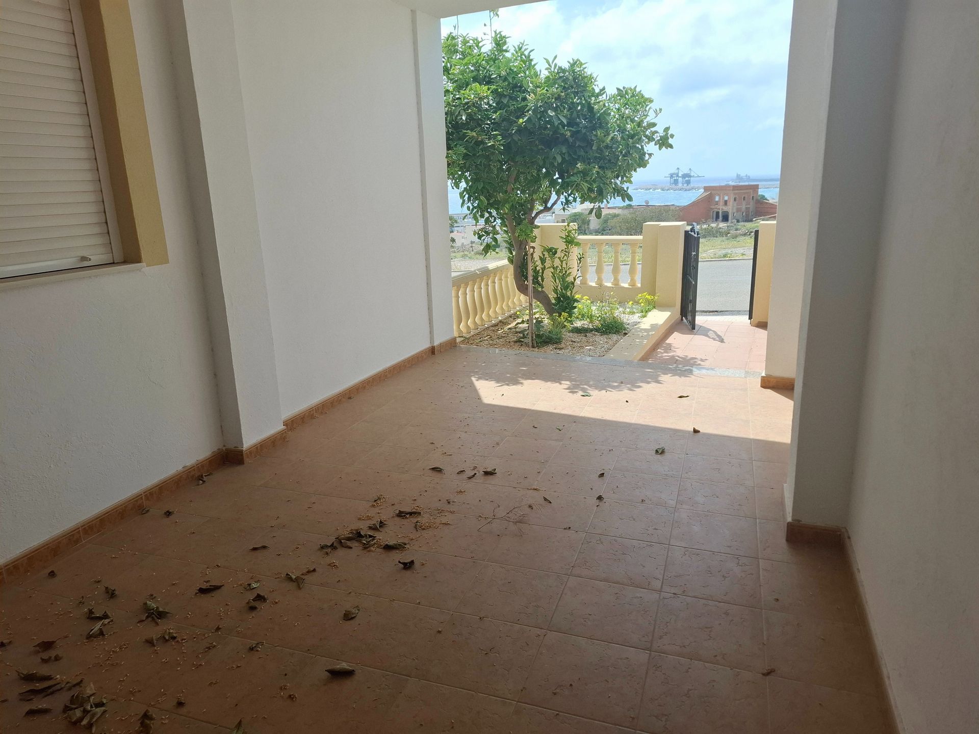 Una casa blanca con un árbol delante