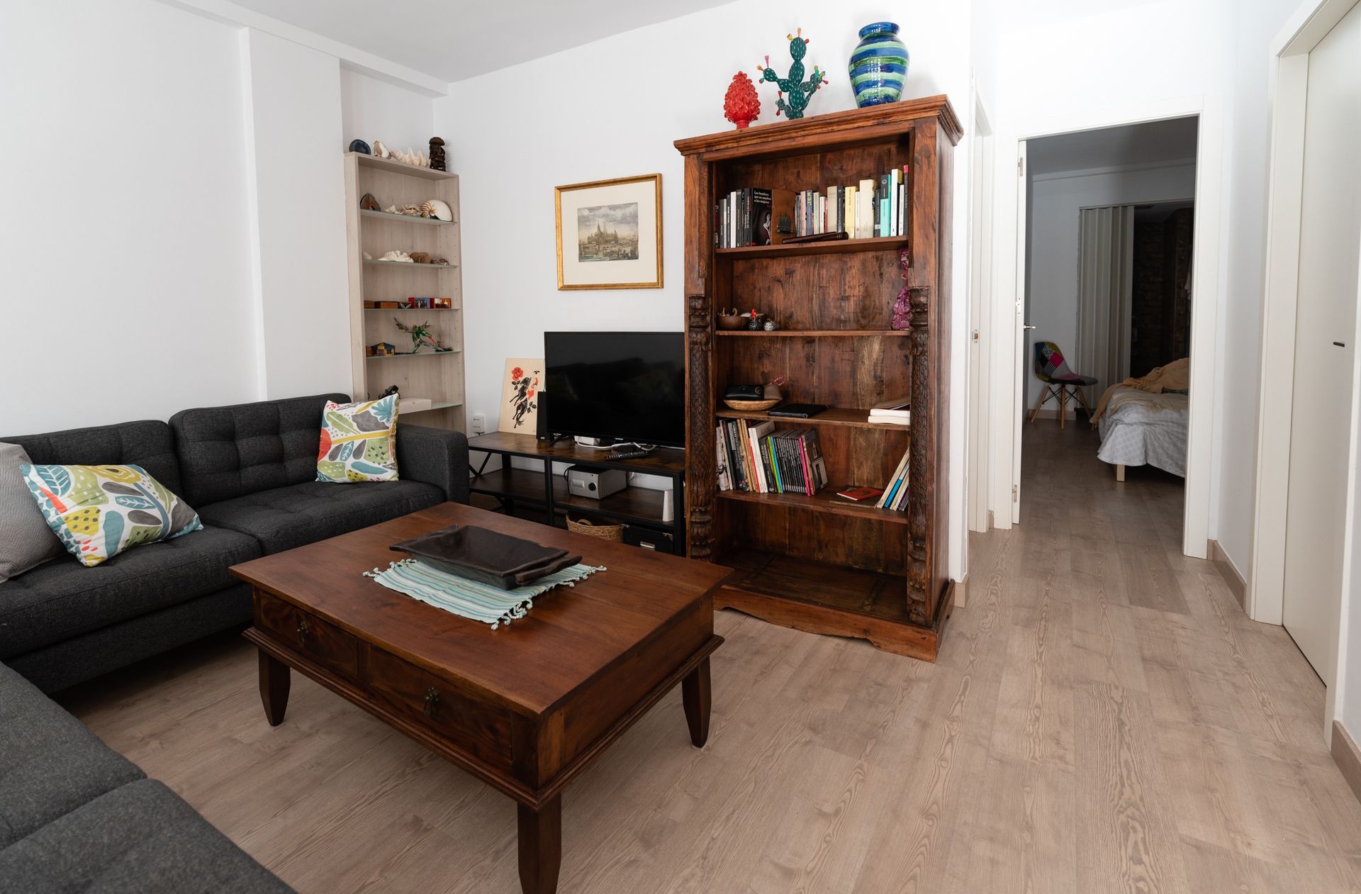 Hay un sofá y una mesa de café en la sala de estar.