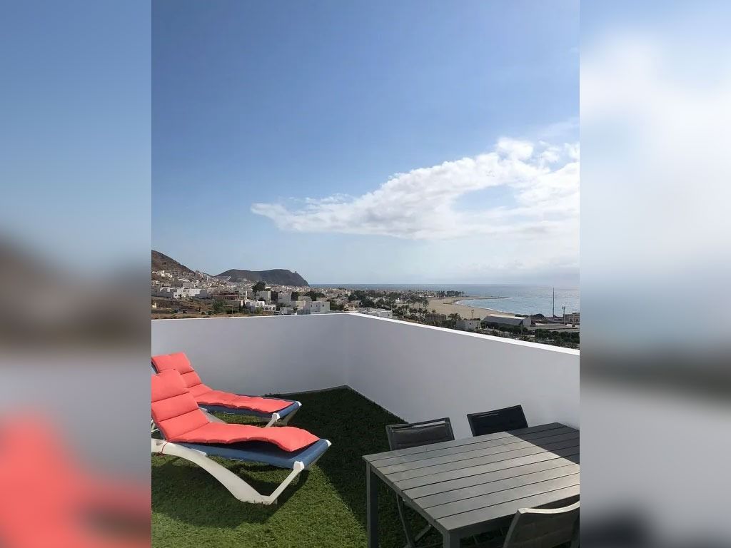 Una sala de estar con un sofá y una mesa y las palabras no disponible en la pared.