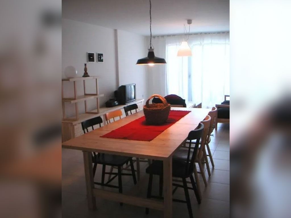 Una sala de estar con vista al mar.