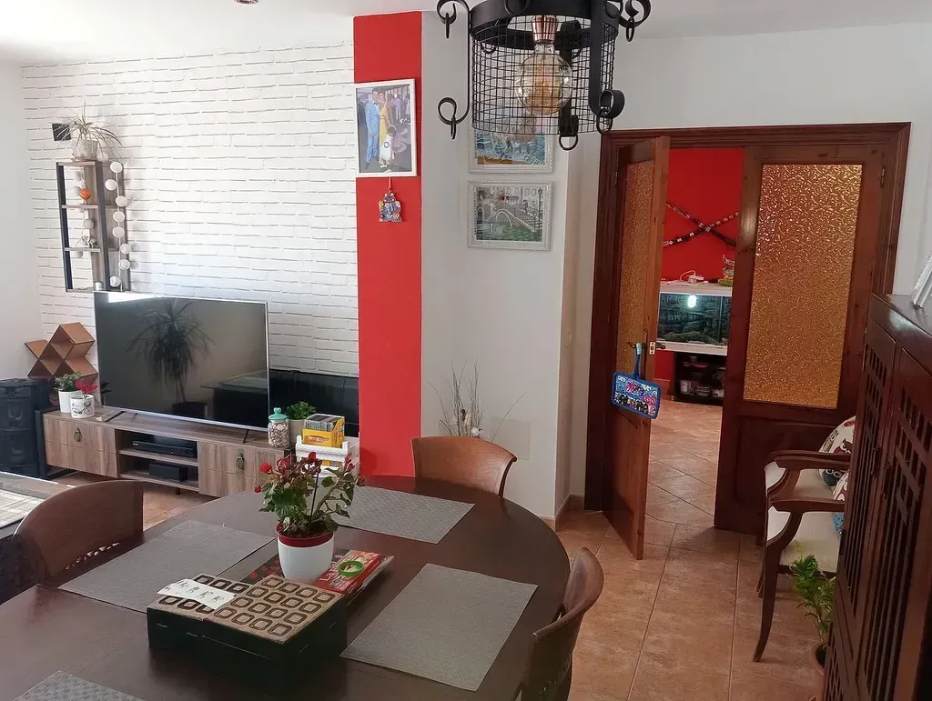 Una imagen de una ciudad con las palabras no disponible en ella