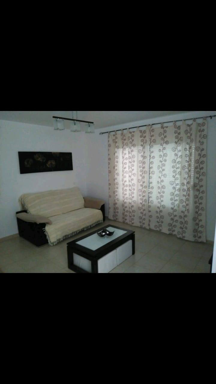 Un dormitorio con una cama y un cartel que dice no disponible