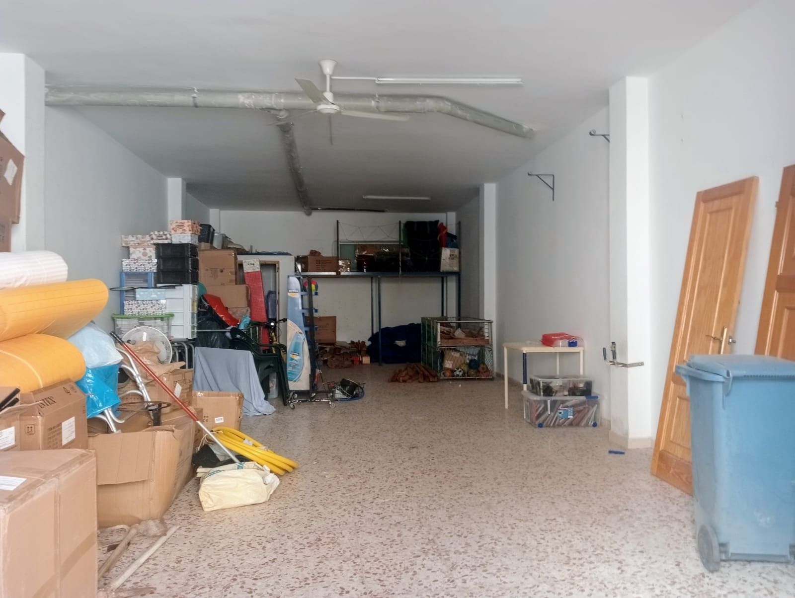 Una habitación llena de cajas y un bote de basura