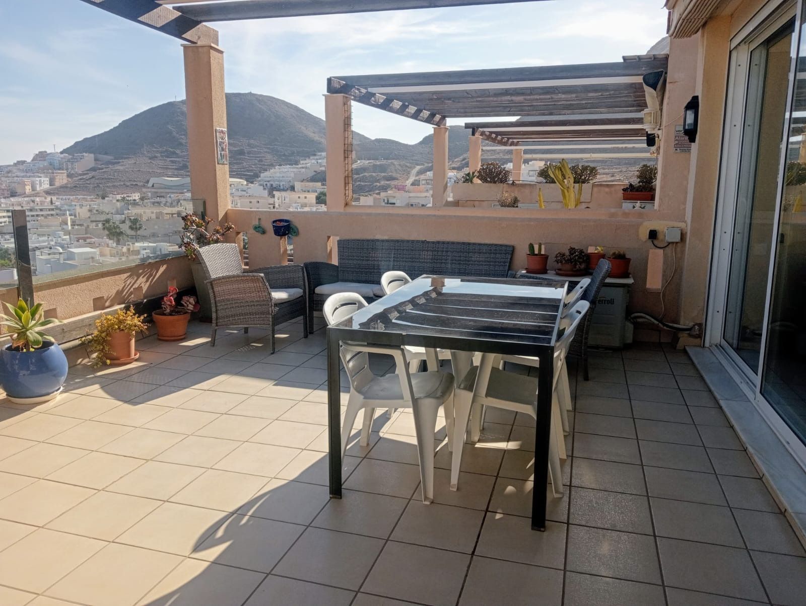 Un patio con mesa y sillas y un cartel que dice vendido