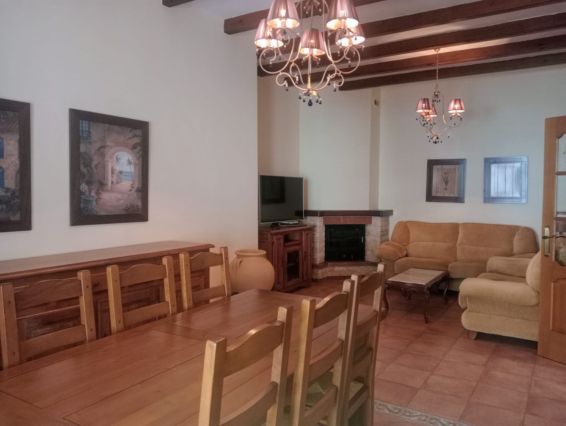 Una sala de estar con una mesa y sillas y un sofá.