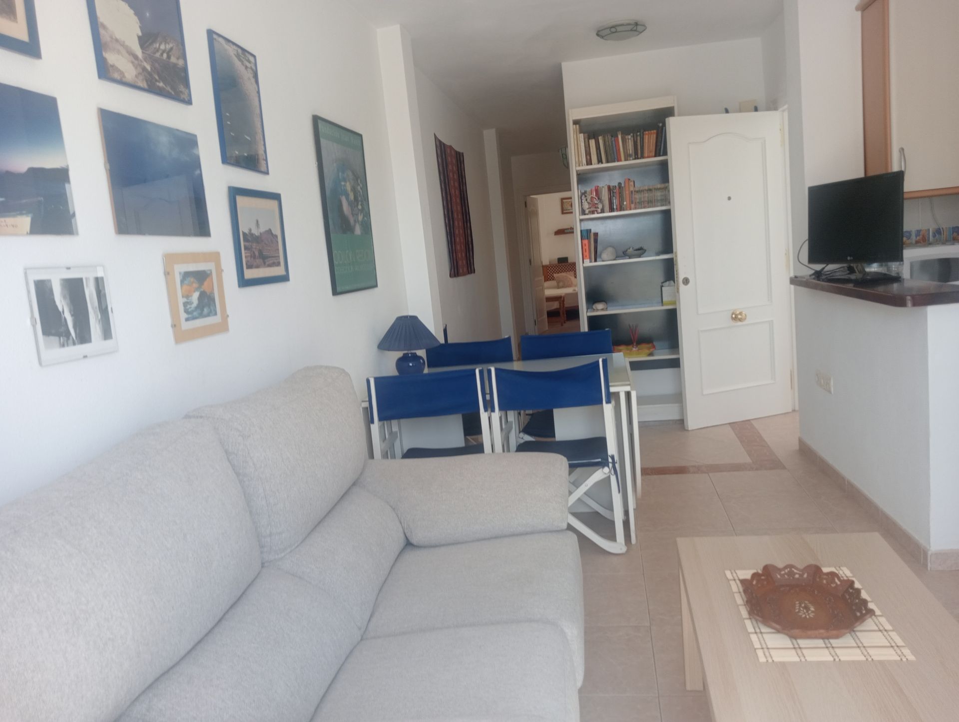 Una sala de estar con un sofá y una mesa y la palabra vendido en la pared.