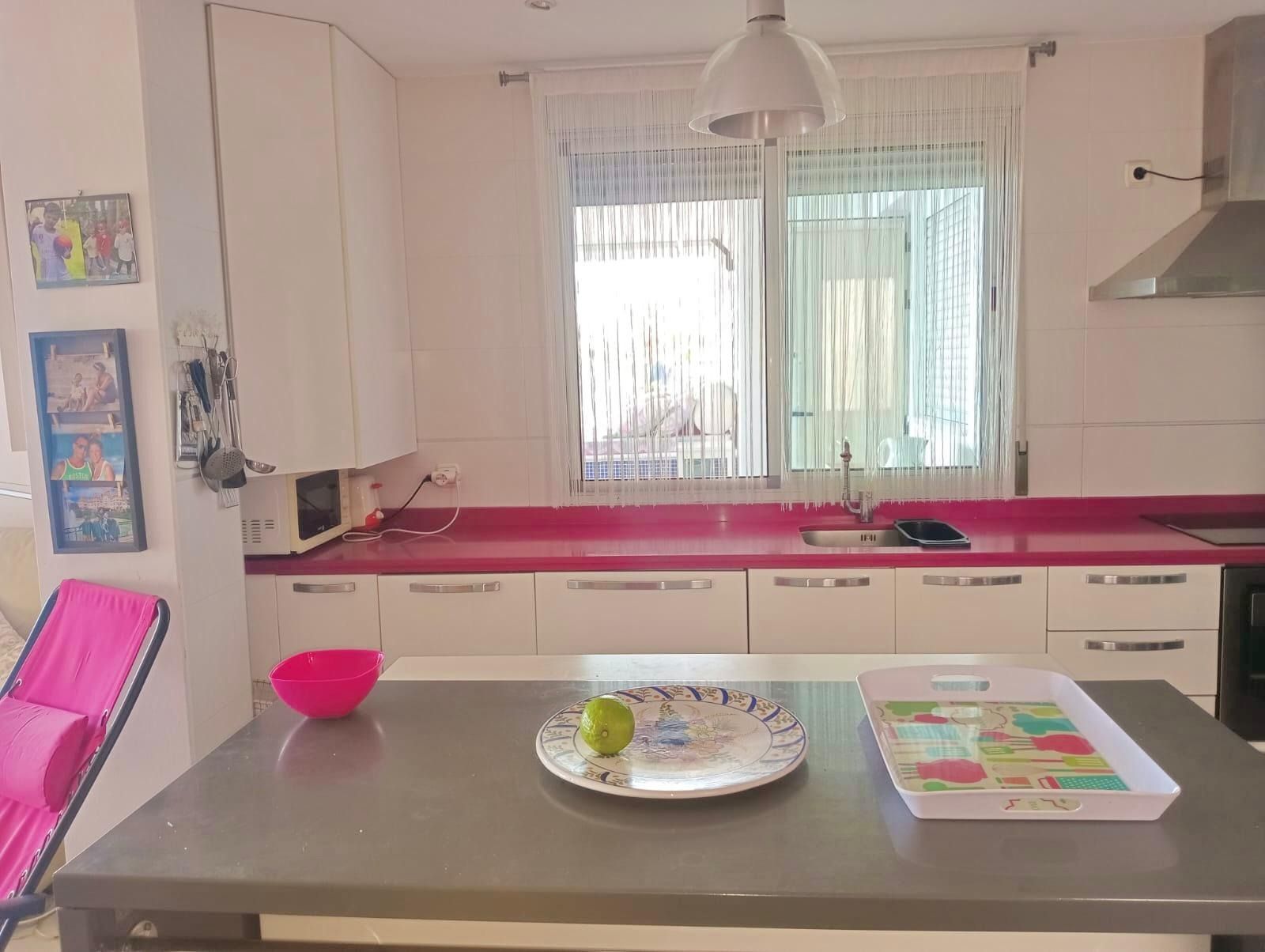 Una vista de una playa y el océano desde una azotea.