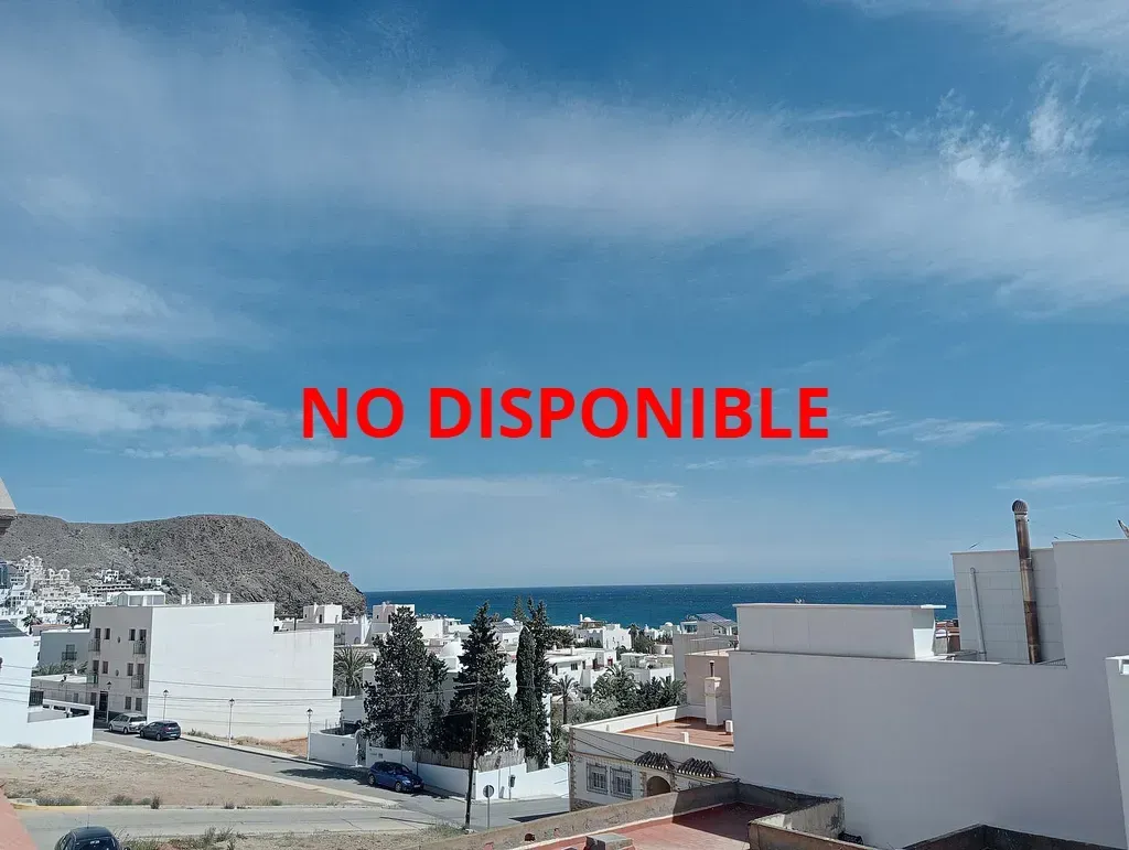 Una imagen de una ciudad con las palabras no disponible en ella