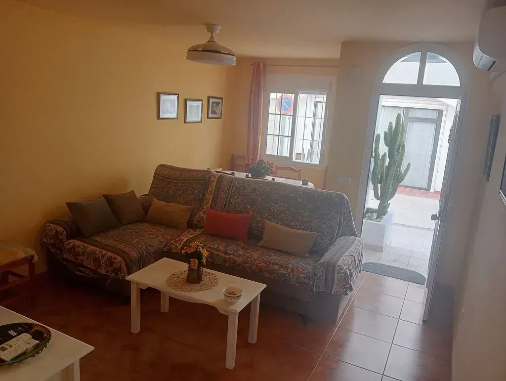 Una sala de estar con un sofá y una mesa de café.