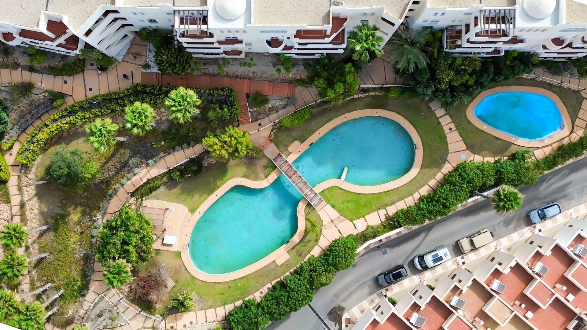 Baño con inodoro, bidé, ducha y lavabo. Paredes naranjas y la palabra 