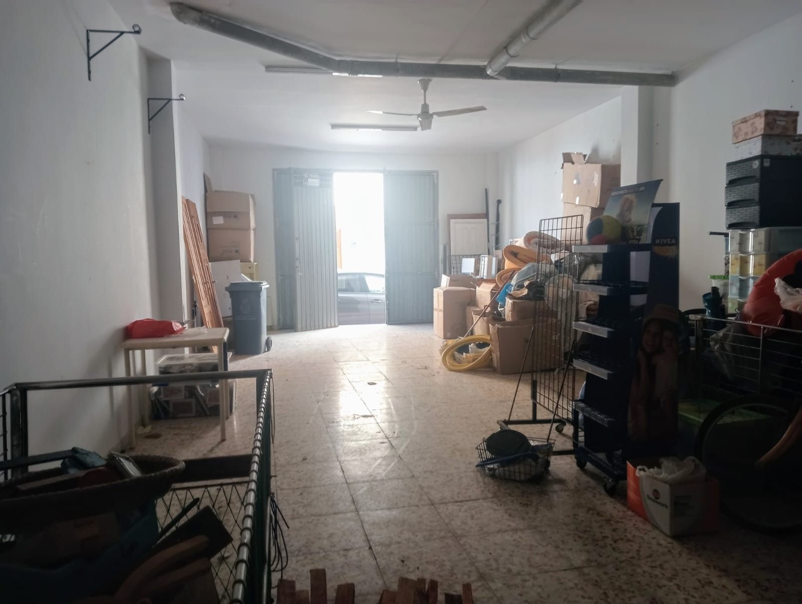 Una habitación llena de cajas y un bote de basura