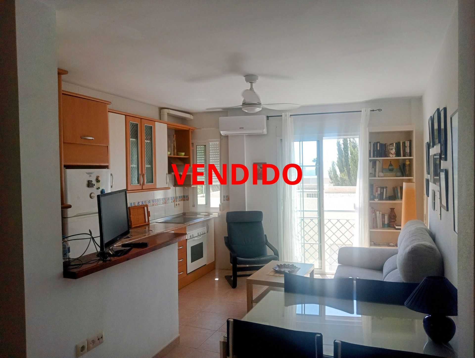 Una sala de estar con un sofá y una mesa y la palabra vendido en la pared.